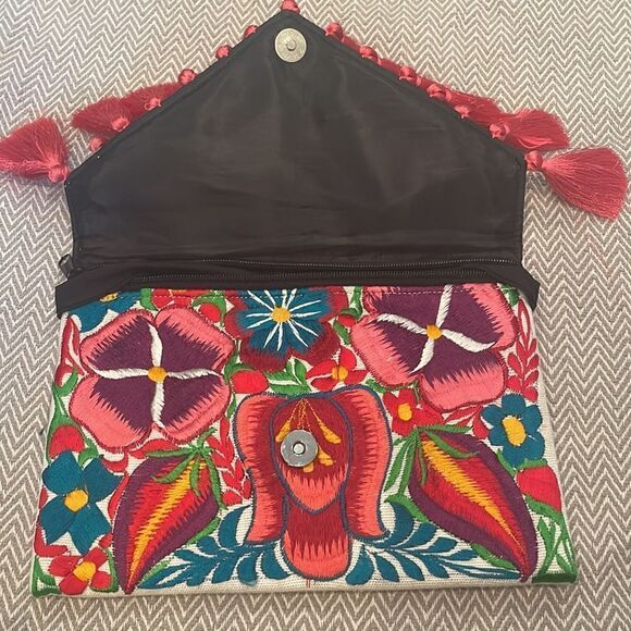 Embroidered HandMade Clutch Perfect for the Beach - Picture 3 of 5